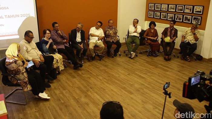Para Tokoh Bangsa Beri Catatan 100 Hari Prabowo-Gibran Para tokoh bangsa yang tergabung dalam Gerakan Nurani Bangsa (GNB) memberikan pernyataan pers terkait 100 hari Presiden Prabowo di Griya Gus Dur, Jl. Taman Amir Hamzah, Jakarta, Selasa (28/1/2025). Tokoh bangsa yang berkumpul di antaranya Koordinator Jaringan Gusdurian Alissa Wahid, mantan pimpinan KPK Erry Riyana Hardjapamekas dan Laode M Syarif, mantan Menteri Agama Lukman Hakim Saifuddin, akademisi Komarudin Hidayat, Karlina Supelli, Ery Seda hingga Uskup Agung Jakarta Ignatius Kardinal Suharyo.
Hadir juga, istri Presiden RI ke-4 Abdurrahman Wahid yakni Sinta Nuriyah Abdurrahman Wahid, lalu Omi Komariah Nurkholish Madjid, dan tokoh agama seperti Pendeta Jacky Manuputty, Pendeta Gomar Gultom, dan A Setyo Wibowo.