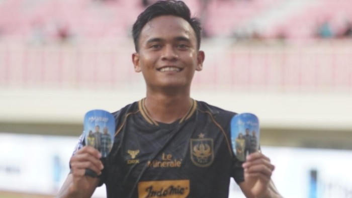 Pemain muda PSIS Ridho Syuhada memamerkan deker usai jebol gawang PSBS Biak.