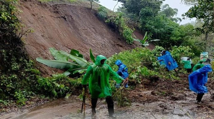Pembersihan material tanah longsor yang menutup akses jalan menuju Pura Luhur Giri Arjuno