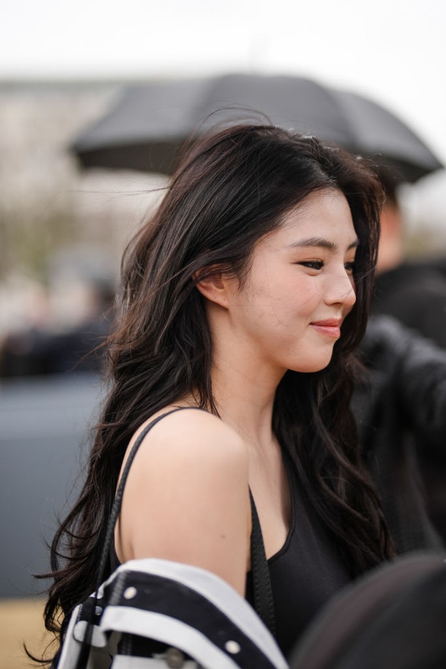 Tak sedikit netizen Korea yang terkejut melihat tekstur wajah asli Han So Hee untuk pertama kalinya. Pada bagian pipinya terlihat ada kemerahan dan jerawat yang meradang. Foto: dok. Getty Images