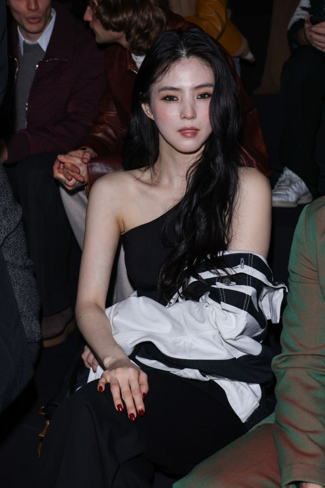 “Tim makeup dan rambutnya benar-benar kacau,” “Mereka benar-benar membuatnya terlihat seperti orang yang berbeda,” komentar sejumlah netizen Korea yang pangling dengan penampilan Han So Hee. Foto: dok. Getty Images