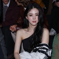 “Tim makeup dan rambutnya benar-benar kacau,” “Mereka benar-benar membuatnya terlihat seperti orang yang berbeda,” komentar sejumlah netizen Korea yang pangling dengan penampilan Han So Hee. Foto: dok. Getty Images