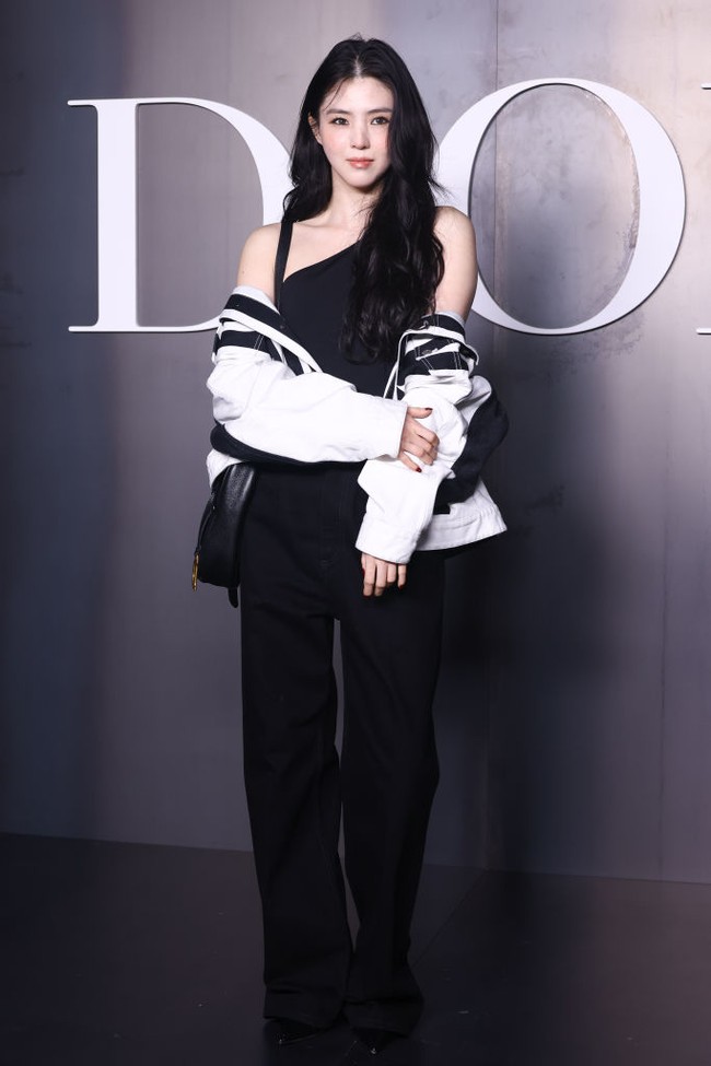 Saat menghadiri Dior Homme Menswear Fall-Winter 2025/2026 show pada Jumat (24/1/2025) waktu setempat, Han So Hee tampil memakai tanktop dan denim jeans hitam dipadukan dengan stripes jacket. Foto: dok. Getty Images