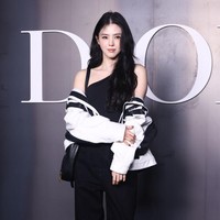 Saat menghadiri Dior Homme Menswear Fall-Winter 2025/2026 show pada Jumat (24/1/2025) waktu setempat, Han So Hee tampil memakai tanktop dan denim jeans hitam dipadukan dengan stripes jacket. Foto: dok. Getty Images