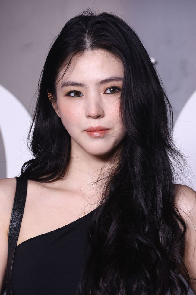 Selama ini, Han So Hee terlihat flawless dalam hasil jepretan kamera wartawan maupun fancam penggemar. Netizen Korea menilai hasil makeup Han So Hee kali ini terlihat cakey karena foundation tak merata. Foto: dok. Getty Images