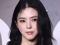 7 Foto Han So Hee Tampil Beda di Paris, Tekstur Asli Wajahnya Terekspos