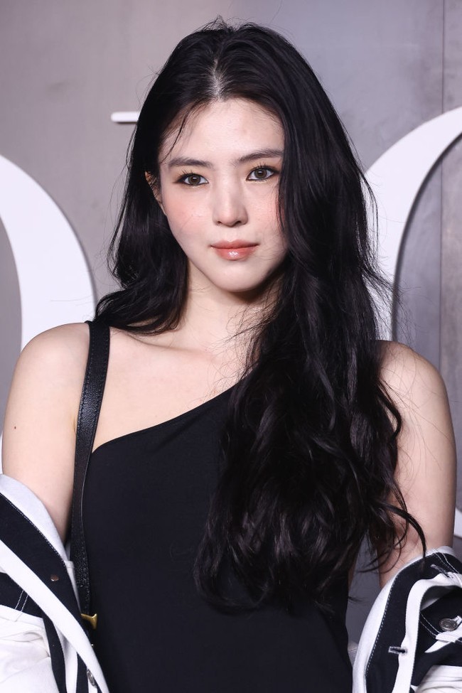 Banyak netizen Korea yang menyalahkan makeup artist Han So Hee karena tidak bisa menutupi complexion atau ketidaksempurnaan kulit wajahnya. Yang akhirnya terekspos saat terkena paparan matahari dan flash kamera. Rambutnya juga tidak terlihat on point, terkesan berantakan. Foto: dok. Getty Images