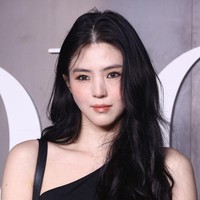 Banyak netizen Korea yang menyalahkan makeup artist Han So Hee karena tidak bisa menutupi complexion atau ketidaksempurnaan kulit wajahnya. Yang akhirnya terekspos saat terkena paparan matahari dan flash kamera. Rambutnya juga tidak terlihat on point, terkesan berantakan. Foto: dok. Getty Images