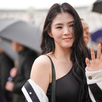 Penampilan Han So Hee di Paris Fashion Week 2025 tengah ramai menjadi perbincangan netizen Korea. Tekstur asli wajahnya yang berjerawat terekspos kamera. Foto: dok. Getty Images