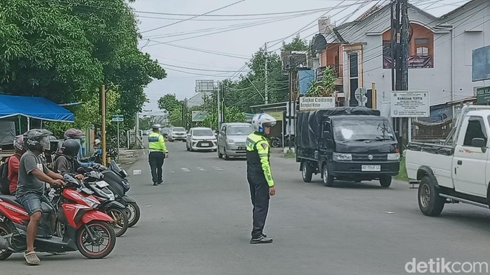 Penarikan arus di simpang empat Sangkal Putung, Bareng, Klaten, Selasa (28/1/2025) siang.