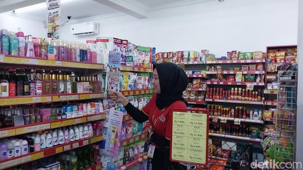 Karyawan minimarket di Kota Batu di rak yang barangnya dicuri pelaku