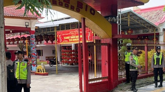 Pengamanan kelenteng di Bojonegoro saat Imlek