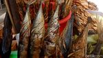 Pejual Ikan Asap Tuban Laris saat Liburan Panjang Imlek