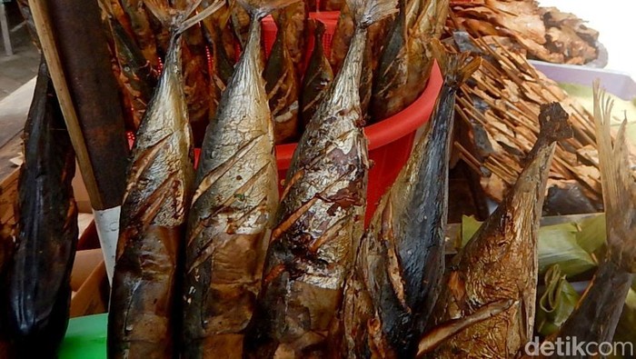 Penjual ikan asap di Tuban laris manis saat liburan panjang Imlek Penjual ikan asap di Tuban laris manis saat liburan panjang Imlek