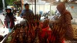 Pejual Ikan Asap Tuban Laris saat Liburan Panjang Imlek