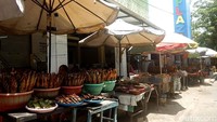 Emak-emak penjual ikan asap itu merupakan istri para nelayan setempat. Ikan asap yang mereka jual beraneka ragam seperti salmon, tuna, dorang, kakap, pari, hingga tengiri.