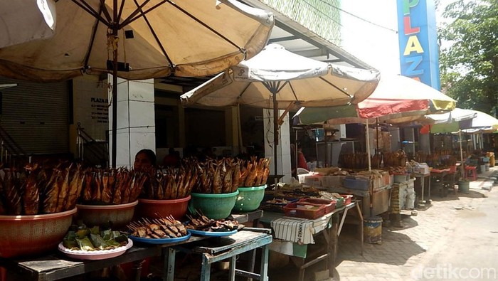 Penjual ikan asap di Tuban laris manis saat liburan panjang Imlek Penjual ikan asap di Tuban laris manis saat liburan panjang Imlek