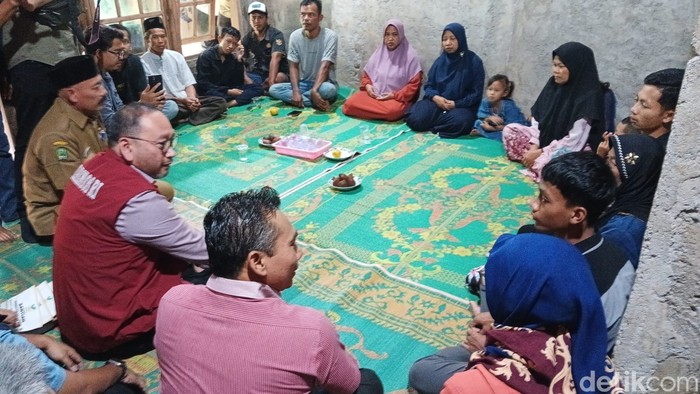 Penyerahan bantuan ke korban longsor Denpasar
