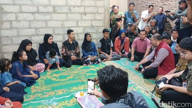 Penyerahan bantuan ke korban longsor Denpasar
