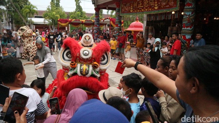 Pertunjukan barongsai di Kelenteng Hok Swie Bio Bojonegoro menyambut Imlek 2025
