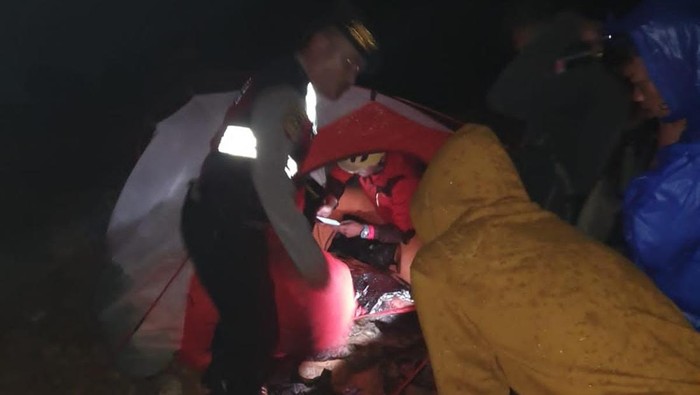Petugas Basarnas bersama kepolisian saat mengevakuasi pendaki yang mengalami hipotermia di Gunung Sibayak. (Dok. Polres Tanah Karo)