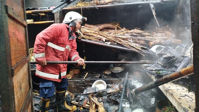 Petugas Damkar memadamkan api di dapur warga di Desa Muncan, Kecamatan Selat, Kabupaten Karangasem, Selasa (28/1/2025) (dok. Damkartan Karangasem)