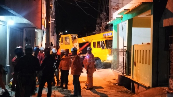 Coran bangunan tower di Tambun Utara, Kabupaten Bekasi, Jawa Barat, roboh menimbulkan korban tewas dan luka. Crane digunakan untuk mengevakuasi jenazah korban tewas tertimpah coran yang ambruk, Senin (27/1/2025).