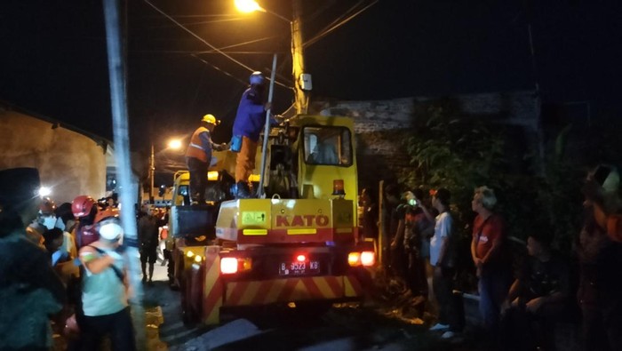Coran bangunan tower di Tambun Utara, Kabupaten Bekasi, Jawa Barat, roboh menimbulkan korban tewas dan luka. Crane digunakan untuk mengevakuasi jenazah korban tewas tertimpah coran yang ambruk, Senin (27/1/2025).