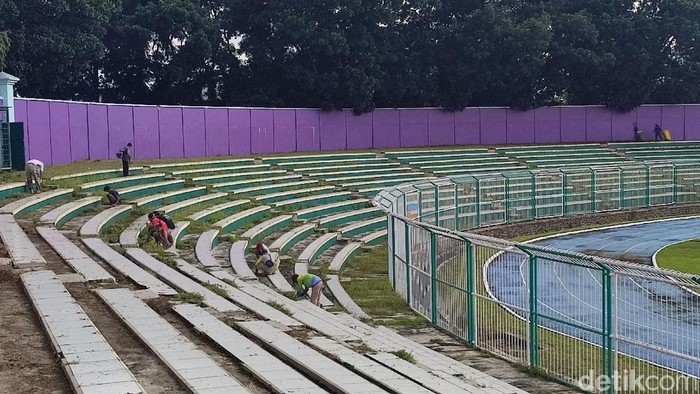 Petugas sedang membersihkan Stadion Galuh Ciamis yang sebelumnya dipenuhi rumput karena jarang digunakan untuk laga resmi.