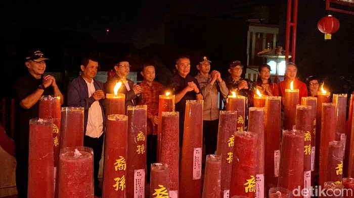 Pj Gubernur Jabar saat memantau pelaksanaan malam Imlek di Bandung