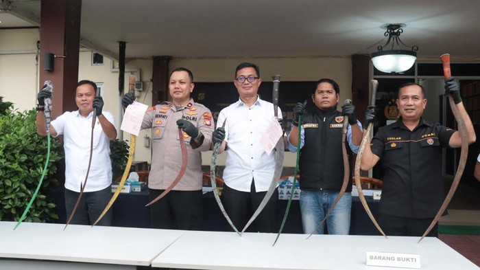 Polisi amankan dua pelaku tawuran yang mencoba menyerang petugas di Petojo, Jakarta Pusat. (dok Istimewa)