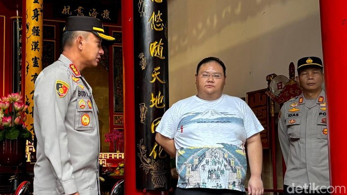 Polisi lakukan pengamanan Imlek di Bandung.