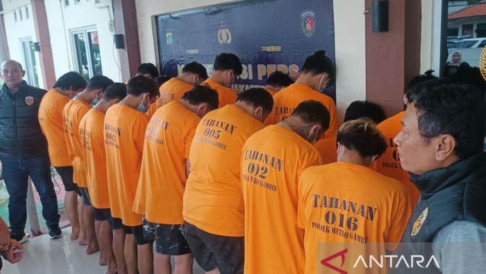 Polisi menangkap 20 pelaku penipuan online yang beroperasi di salah satu apartemen di Jakarta Pusat. (dok. Antara)