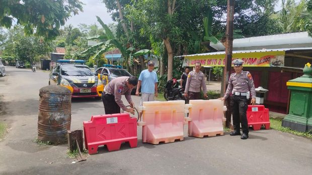 Polisi menutup akses menuju jembatan Srandakan 1, wilayah Galur, Kulon Progo, Selasa (28/1/2025).