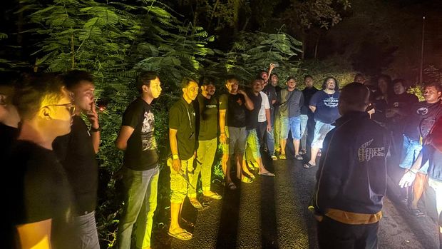 Polisi saat mencari potongan tubuh Uswatun di hutan