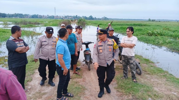 Polisi saat meninjau lokasi salah satu titik rawan di Ogan Ilir