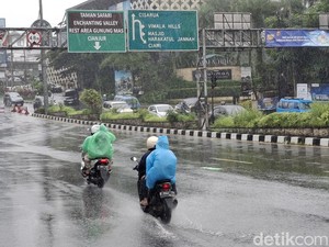 Video: Polisi Berlakukan One Way dari Puncak Menuju Jakarta Siang Ini