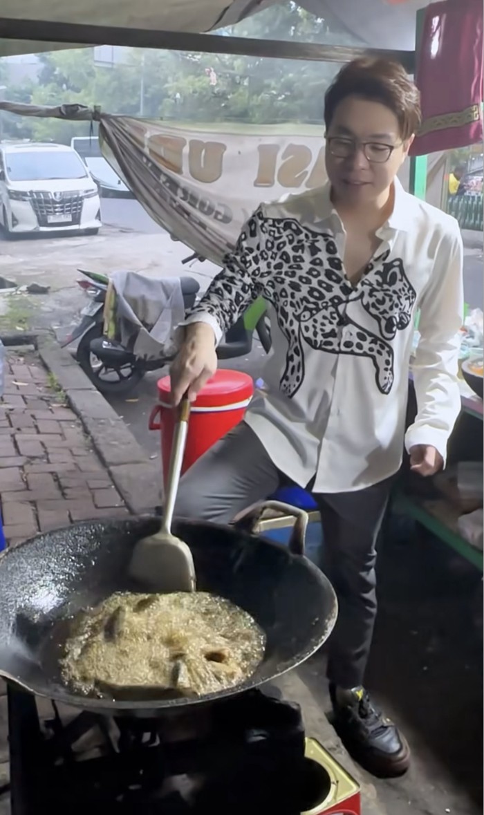 Potret dr. Richard Lee Makan Pecel Lele hingga Jajan Rambutan Potret dr. Richard Lee Makan Pecel Lele hingga Jajan Rambutan