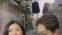 Ditemani sang istri, dr. Richard tampak semangat coba semangkok seblak aneka isi yang ia cicip bersama sang istri. Foto: Instagram @dr.richard_lee