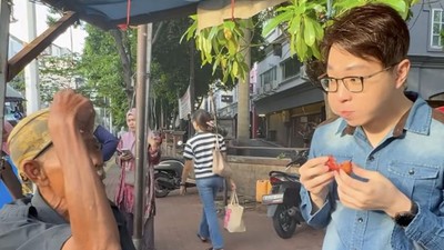 Potret dr. Richard Lee Makan Pecel Lele hingga Jajan Rambutan