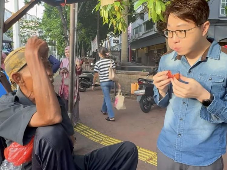 Potret dr. Richard Lee Makan Pecel Lele hingga Jajan Rambutan