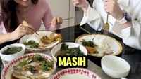 Momen sederhana makan ikan, sayur bening dan telur bersama sang istri jadi tak terlupakan bagi dr. Richard. Foto: Instagram @dr.richard_lee