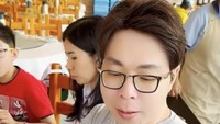 Terakhir ini momen dr. Richard tampak tak sabar mencicipi makanan kulinernya itu kepala ikan trout yang lembut. Foto: Instagram @dr.richard_lee