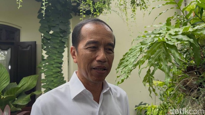 Presiden ke-7, Joko Widodo (Jokowi) saat ditemui di Sumber, Banjarsari, Solo, Selasa (28/1/2025).