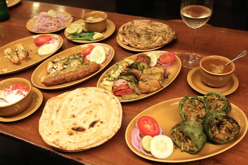 Pria Ini Ajak Ayahnya Makan di Resto Mahal Tempat Ayahnya Bekerja Jadi Satpam