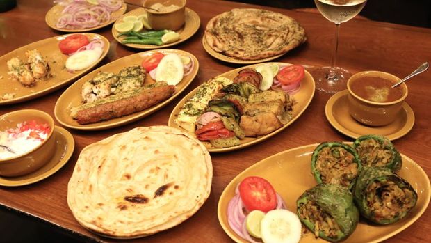 Pria Ini Ajak Ayahnya Makan di Resto Mahal Tempat Ayahnya Bekerja Jadi Satpam