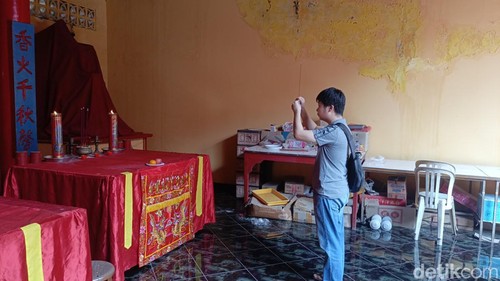 Proses persembahyangan di Klenteng Siang Lay di Kupang, NTT, Selasa (28/1/2025). (Simon Selly/detikBali)