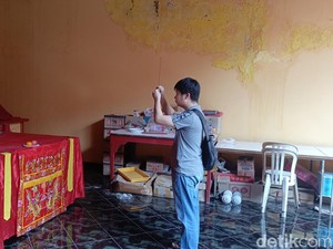 Jemaat Sembahyang Malam Imlek di Kelenteng Siang Lay Kupang