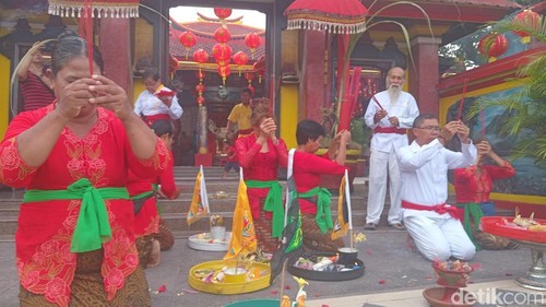 Prosesi doa tolak bala jelang Imlek di Vihara Dharmayana, Kuta, Bali, Selasa (28/1/2025). (Aryo Mahendro/detikBali)