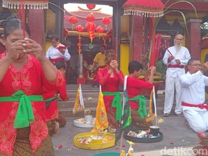 Ritual Tolak Bala di Vihara Dharmayana Kuta, Mohon Kebahagiaan Saat Imlek